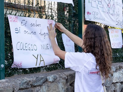 Una niña coloca un cartel de protesta, el pasado miércoles en el colegio Daidín de Benahavís (Málaga).