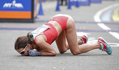 La corredora alemana, Sabrina Mockenhaupt, besa el suelo tras quedar séptima en el maratón de Nueva York.