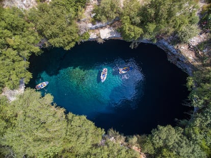 Vista aérea de la cueva y el lago de Melisani, en la isla griega de Cefalonia.