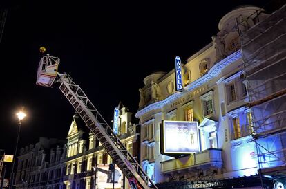 Um homem do corpo de bombeiros trabalha nas proximidades do teatro.