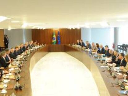 La presidenta de Brasil, Dilma Rousseff (6-i), y sus ministros participan en una reunión con el presidente de la Comisión Europea, José Manuel Durao Barroso, y el presidente del Consejo Europeo, Herman Van Rompuy, durante la Sexta Cumbre Unión Europea-Brasil, en el Palacio de Planalto en Brasilia (Brasil).
