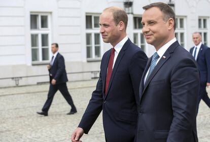 El presidente polaco, Andrzej Duda, junto al príncipe Guillermo, después de su reunión en el palacio presidencial de Varsovia.