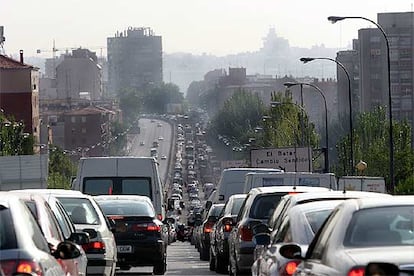 Miles de conductores, a la altura del barrio del Batán, en el gran atasco que se produjo ayer en la autovía de Extremadura (A-5) por el corte de la avenida de Portugal.