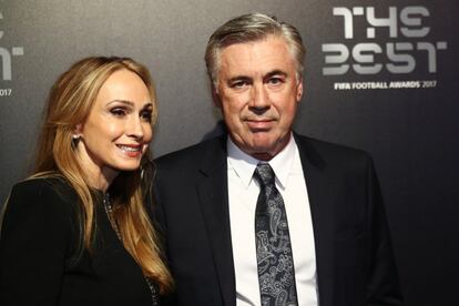 El entrenador de fútbol Carlo Ancelotti posa junto a su mujer a su llegada a los premios 'The best' de la FIFA.