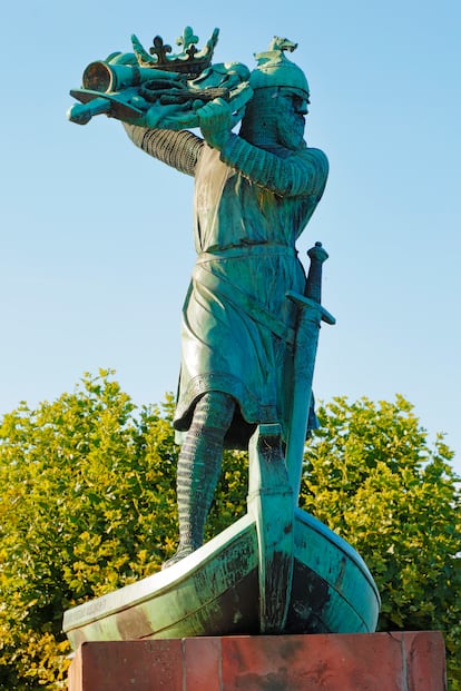 Monumento dedicado a Hagen y los nibelungos junto al río Rin, en la ciudad alemana de Worms.