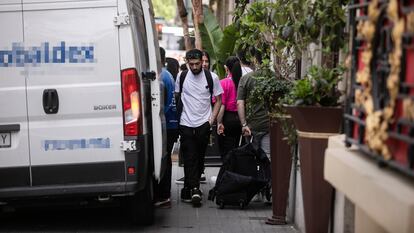 Una furgoneta de reparto dificulta el tránsito de los peatones en una calle del centro de Barcelona, el pasado miércoles.