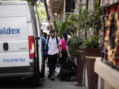 Una furgoneta de reparto dificulta el tránsito de los peatones en una calle del centro de Barcelona, el pasado miércoles.