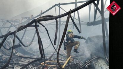 Incendio en la fábrica de turrones La Jijonenca