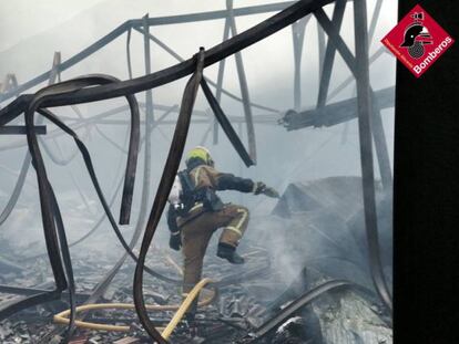 Incendio en la fábrica de turrones La Jijonenca