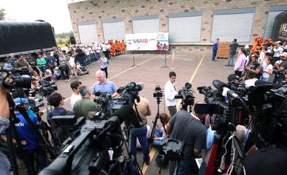 Decenas de periodistas permanecen en las afueras de las bodegas donde se almacena el cargamento.