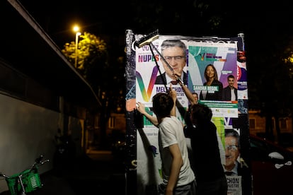 Partidarios de Mélenchon pegaban el martes en Estrasburgo carteles para la segunda vuelta de las legislativas.