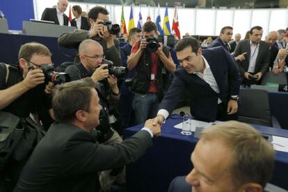 Alexis Tsipras saluda eurodiputats a la seva arribada a Estrasburg.