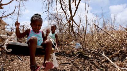 Tiquania Lewis, de 2 anos, brinca com sua irmã Tiquanisha, de 5, na ilha de Anguilla