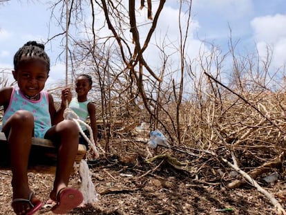 Tiquania Lewis, de 2 anos, brinca com sua irmã Tiquanisha, de 5, na ilha de Anguilla