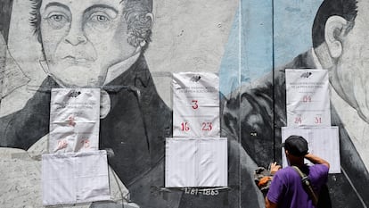 -FOTODELDÍA- AME5617. CARACAS (VENEZUELA), 28/07/2024.- Un ciudadano venezolano busca su mesa de votación durante la jornada de elecciones presidenciales de Venezuela este domingo, en Caracas (Venezuela). El CNE informó este domingo que, sobre las 08.00 hora local (12.00 GMT), el 95 % de los 15.797 centros de votación ya estaban abiertos -dos horas más tarde la hora oficial fijada para la apertura- y computando los votos de personas que acudieron desde muy temprano a las urnas. EFE/ Henry Chirinos
