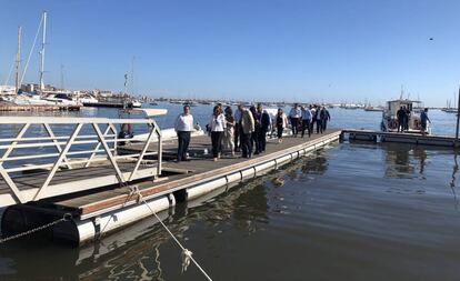 La ministra Teresa Ribera visita el Mar Menor el pasado día 16, tras la aparición de miles de peces muertos.