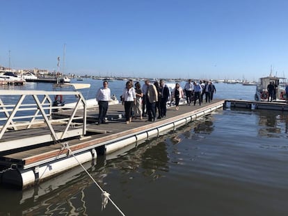 La ministra Teresa Ribera visita el Mar Menor el pasado día 16, tras la aparición de miles de peces muertos.