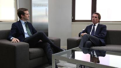Pablo Casado durante la reunión que mantuvo en la sede de Génova con José María Aznar.