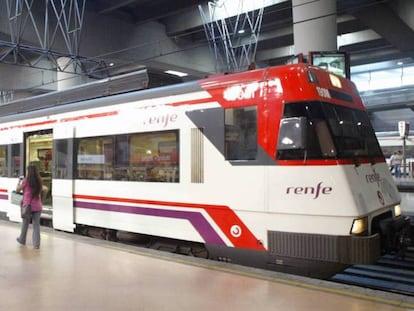 Tren de cercanías en la estación de Atocha de Madrid, en una foto de archivo.