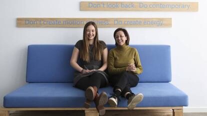 Irene Castillo (d), estudiante de ingenier&iacute;a, y Blanca G&oacute;mez, de Microsoft, en la sede de la empresa, en Madrid.