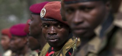 Miembros de la Fuerza Armada Centroafricana (FACA) reunidos este miercoles en la capital Bangui.