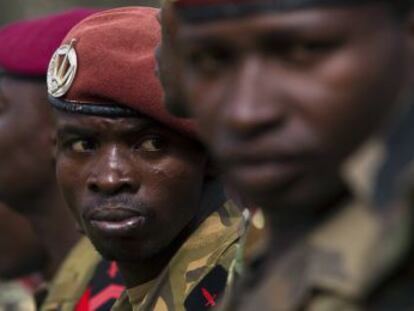 Miembros de la Fuerza Armada Centroafricana (FACA) reunidos este miercoles en la capital Bangui.