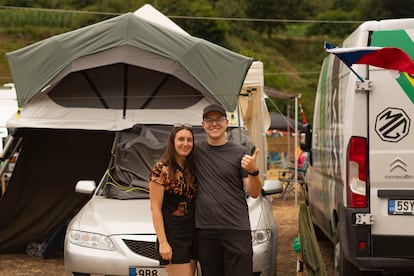 Lucas Kozon junto a su pareja en Navelgas, pueblo de Asturias donde se celebra el Campeonato Mundial de Bateo de Oro.