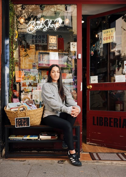 Luz Serra, en la puerta de Tráfico de Libros, la librería que abrió en septiembre de 2023 en el barrio madrileño de Lavapiés.