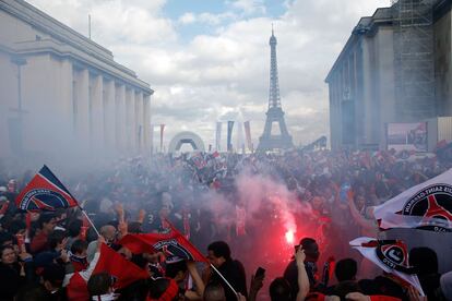 Los aficionados del PSG festejan el triunfo de su equipo en París en una polémica celebración que causó fuertes disturbios en la capital francesa.