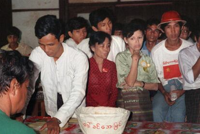 Recuento de papeletas tras los últimos comicios en Myanmar, en 1990.