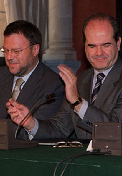 Alfredo Sánchez Monteserín y Manuel Chaves, ayer, en Sevilla.