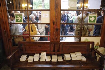 Papeletas en la Escola Industrial de Barcelona en la jornada de votación del referéndum ilegal independentista catalán del 1-O. Desafío independentista en Cataluña. 