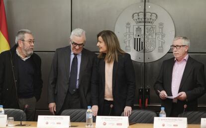 El secretario general de UGT, Cándido Méndez; el presidente del Consejo Económico y Social, Marcos Peña; la ministra de Empleo, Fátima Báñez; y el secretario genertal de CC OO, Ignacio Fernández Toxo, durante la firma de un convenio esta semana en Madrid.