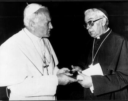 El papa Juan Pablo II con el cardenal Vicente Enrique y Tarancón, arzobispo de Madrid, en una audiencia el Vaticano en mayo de 1979.