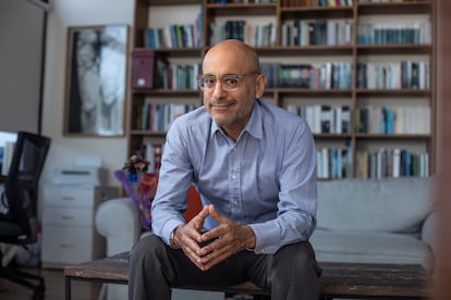 Gustavo Rodríguez premio en su estudio de Lima (Perú). 