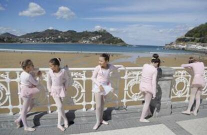 Estudiantes de danza se preparan para hacer un ejercicio de ballet en la barandilla de La Concha.