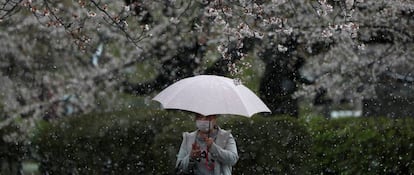 Una mujer paseando por un parque de Tokio.