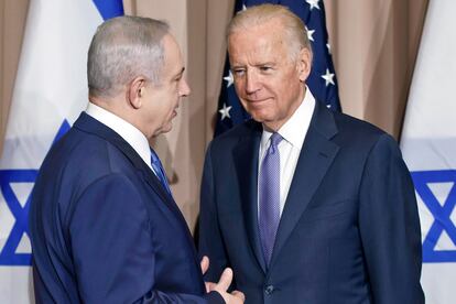 Israeli Prime Minister Benjamin Netanyahu, left, and Vice President Joe Biden talk prior to a meeting on the sidelines of the World Economic Forum in Davos, Switzerland, Jan. 21, 2016.