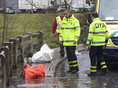 Las asistencias sanitarias junto a los cadáveres de dos personas fallecidas el pasado abril al caer su coche al Ibaizabal en Galdakao.