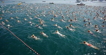 Un grupo de personas participa en el evento público anual de natación en el cruce del lago de Zurich (Suiza), el 3 de julio de 2019.