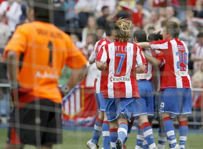 Los jugadores del Atlético felicitan a Agüero tras marcar el sexto gol de su equipo.