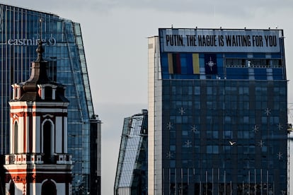 Un gran cartel con el lema 'Putin, La Haya te está esperando' -en referencia al tribunal internacional que ha emitido una orden de detención contra el líder ruso por crímenes de guerra-, desplegado en un edificio en Vilnius.