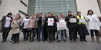 Familiares reunidos hoy en Valencia de la asociación SOS Bebés