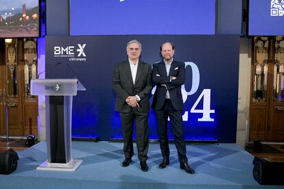 Javier Hernani (izquierda), consejero delegado de BME, y Jos Dijsselhof, consejero delegado de SIX Group, en la Bolsa de Madrid.