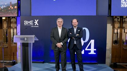 Javier Hernani (izquierda), consejero delegado de BME, y Jos Dijsselhof, consejero delegado de SIX Group, en la Bolsa de Madrid.