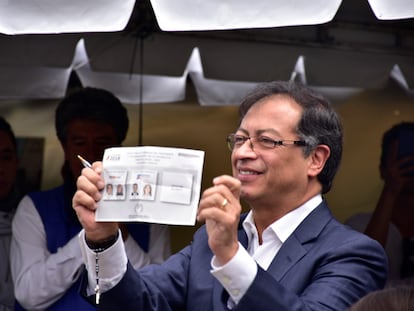 El izquierdista Gustavo Petro vota en las elecciones presidenciales que perdió ante Iván Duque en 2018.