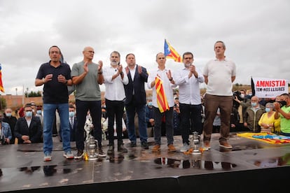 Los presos independentistas saludan a los simpatizantes que se han congregado a las puertas de la prisión de Lledoners. Tanto el Ejecutivo catalán como el Parlament ofrecerán en los próximos días una recepción oficial para los indultados tanto en el Palau como en la sede la Cámara catalana.