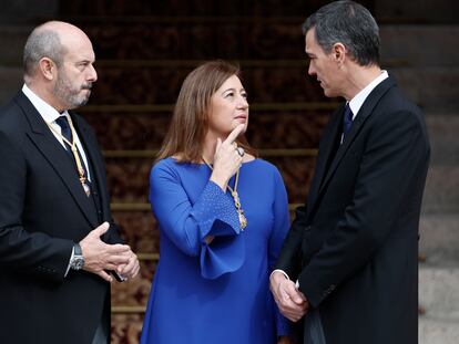 El presidente del Senado, Pedro Rollán; la presidenta del Congreso, Francina Armengol; y el presidente del Gobierno en funciones, Pedro Sánchez, conversan en el acto de la jura de la princesa Leonor en el Congreso, el pasado martes.