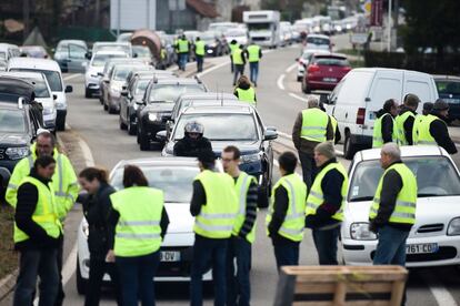 Según informó el Gobierno, las primeras complicaciones en el tráfico se produjeron en la autopista A84 y la nacional 175, entre Villedieu les Poëles y Avranches; en la nacional 13, en Cherburgo; y en la nacional 814 en Caen. En la imagen, un grupo de manifestantes cortan el tráfico en Toulouse.
