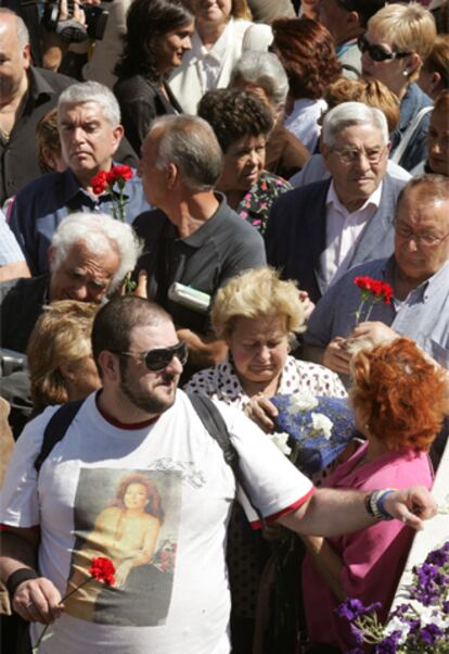 Varias mujeres se reúnen en la Plaza de Colón para brindarle tributo a la cantante. Aunque hace calor y el sol brilla con todas sus fuerzas, las ciudadanas no se dan porvencidas y permanecen varias horas en el lugar refrescándose con abanicos.